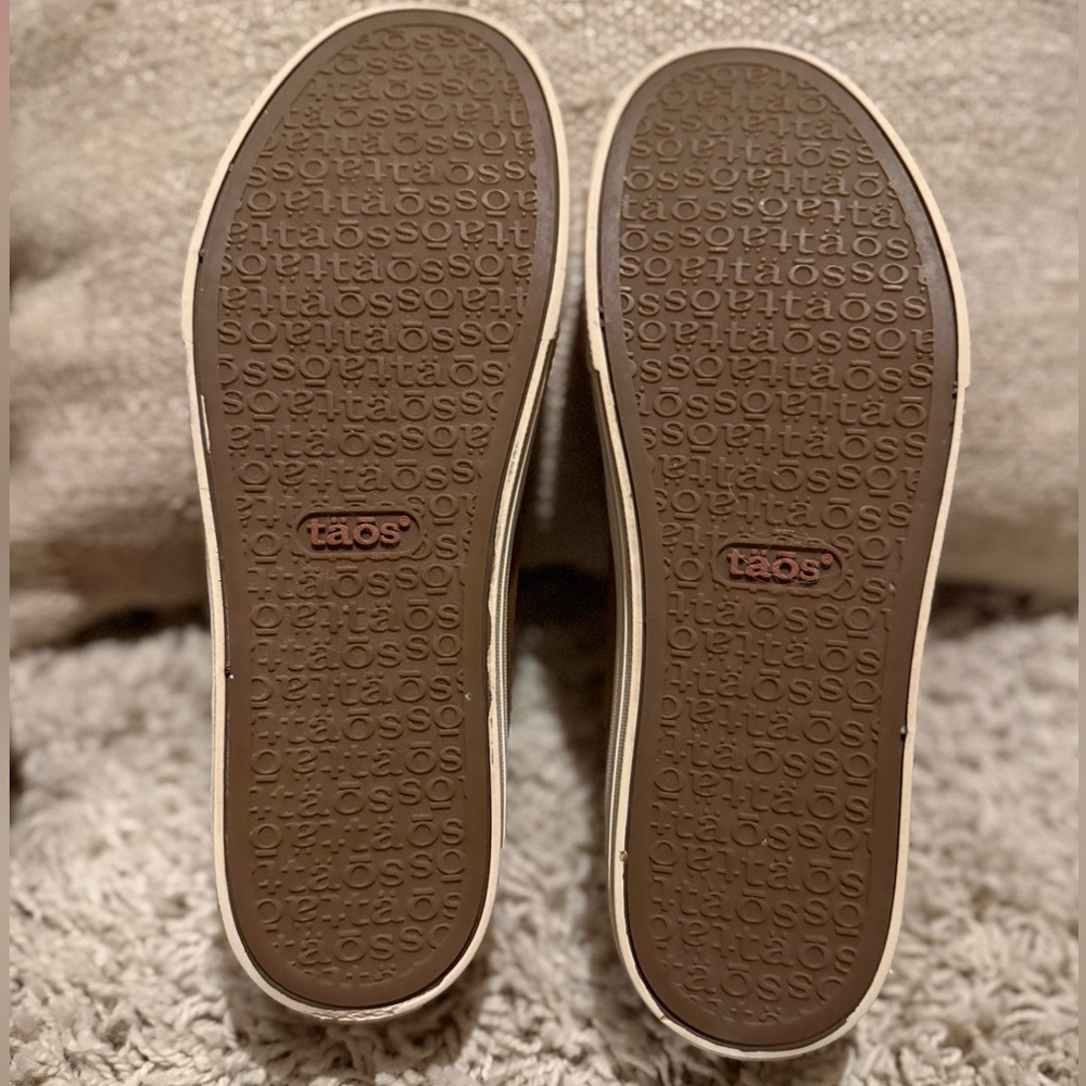 Taos Footwear LeatherWomen's Slip-On Sneakers - Picture 6 of 6